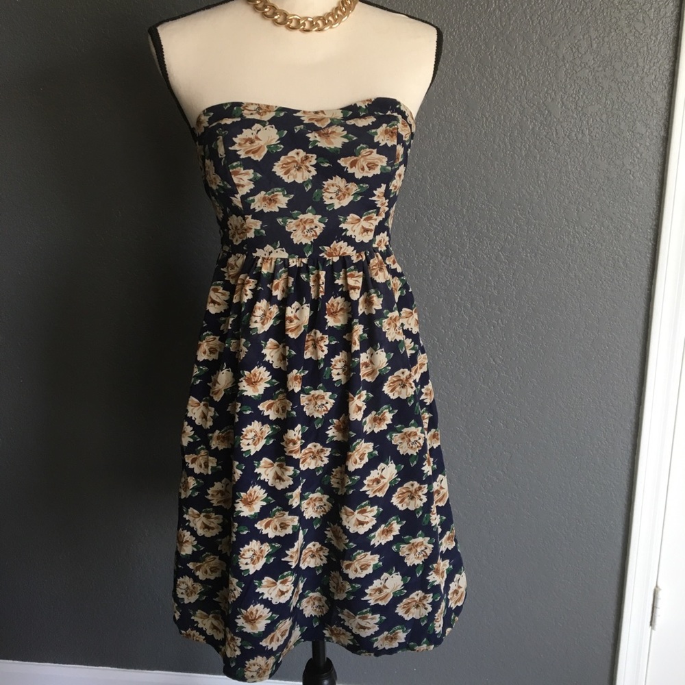 Women’s navy flower strapless dress